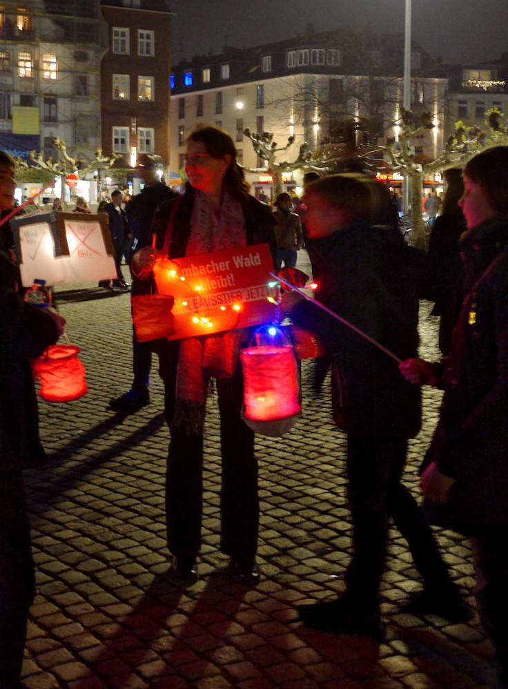 © www.mutbuergerdokus.de: FFF Düsseldorf: Lichterzug zur 'Earth Hour: Licht aus für den Klimaschutz'