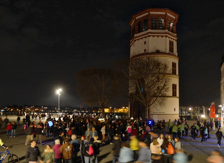 © www.mutbuergerdokus.de: FFF Düsseldorf: Lichterzug zur 'Earth Hour: Licht aus für den Klimaschutz'