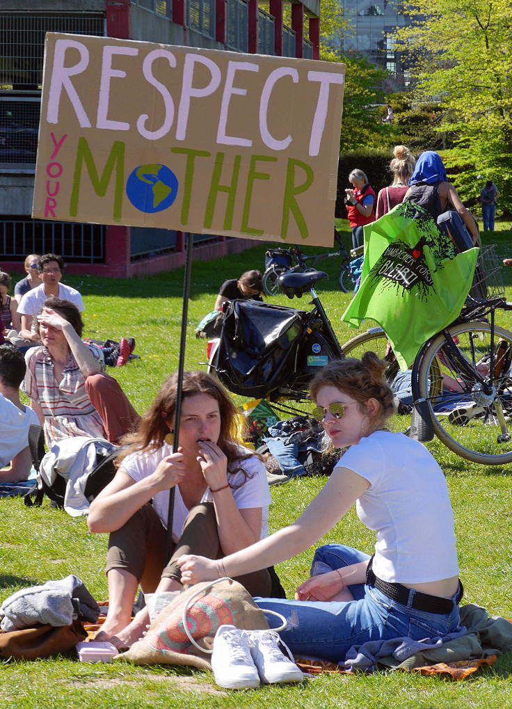 © www.mutbuergerdokus.de: 'Fridays for Future Düsseldorf': Mahnwache