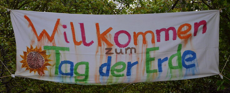 © www.mutbuergerdokus.de: Gartenfest am 'Ökotop' zum 'Tag der Erde'