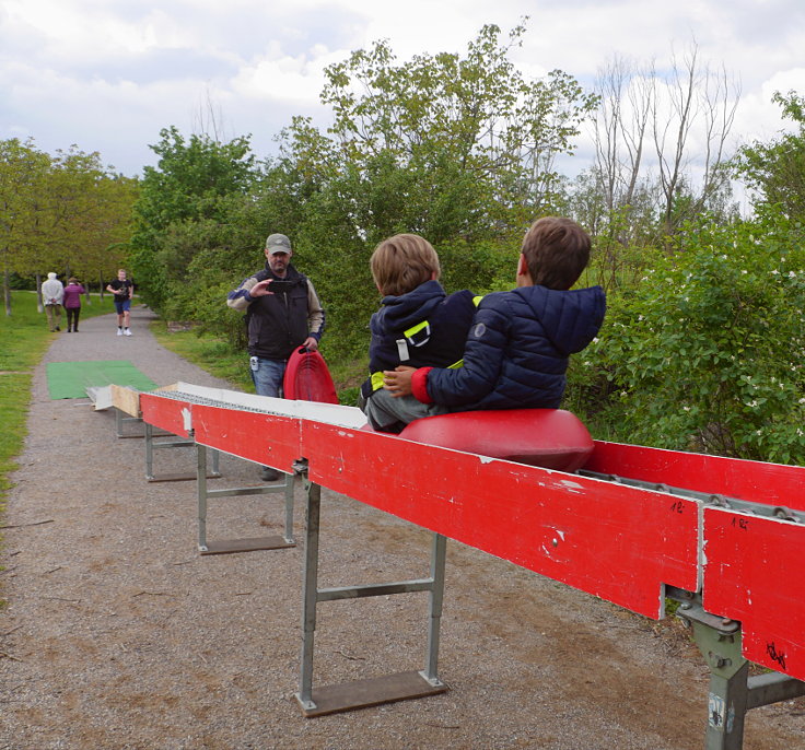 © www.mutbuergerdokus.de: Gartenfest am 'Ökotop' zum 'Tag der Erde'