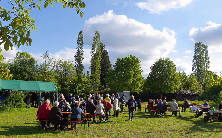 © www.mutbuergerdokus.de: Gartenfest am 'Ökotop' zum 'Tag der Erde'