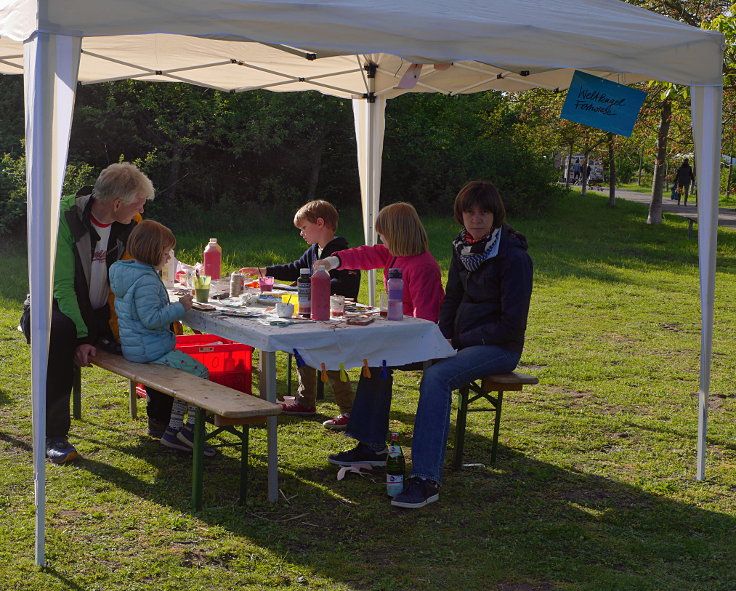© www.mutbuergerdokus.de: Gartenfest am 'Ökotop' zum 'Tag der Erde'