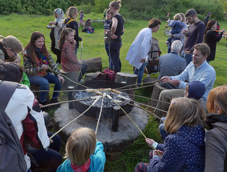 © www.mutbuergerdokus.de: Gartenfest am 'Ökotop' zum 'Tag der Erde'