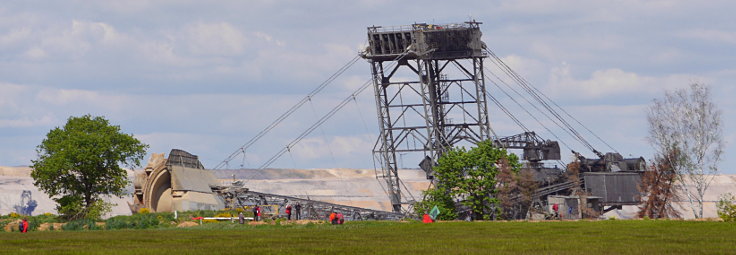 © www.mutbuergerdokus.de: 5. 'Rote Linie-Aktion' am Hambacher Wald