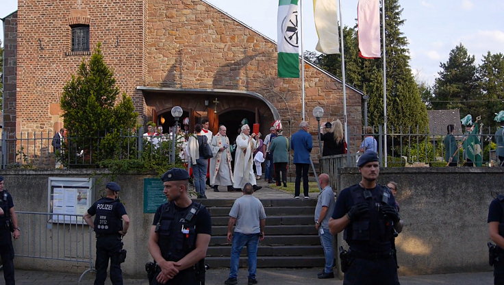 © www.mutbuergerdokus.de: Profanierung der Kirche 'St. Lambertus' in Morschenich