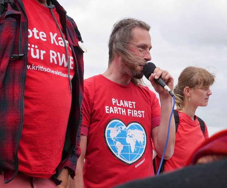 © www.mutbuergerdokus.de: 63. Waldführung im Hambacher Forst: 'Wald statt Kohle'