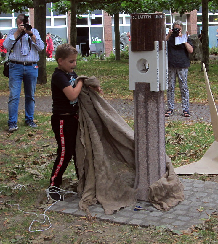 © www.mutbuergerdokus.de: Enthüllung Friedensmahnmal Düren