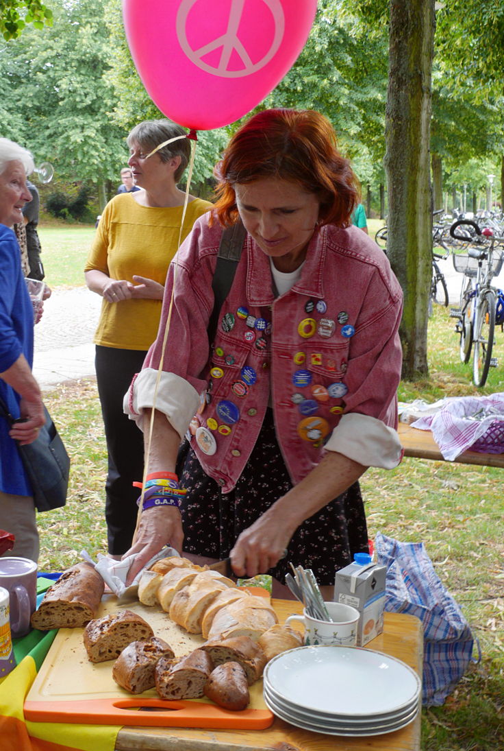 © www.mutbuergerdokus.de: Enthüllung Friedensmahnmal Düren