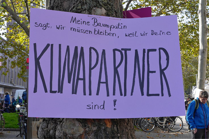 © www.mutbuergerdokus.de: Baumschutzgruppe Düsseldorf: 'Demo für das Stadtklima'