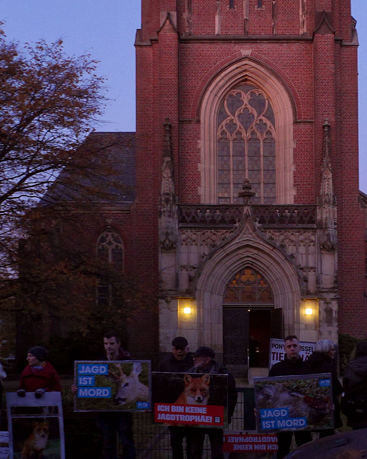 © www.mutbuergerdokus.de: 6. 'Anti-Jagd-Demo vor Hubertusmesse'