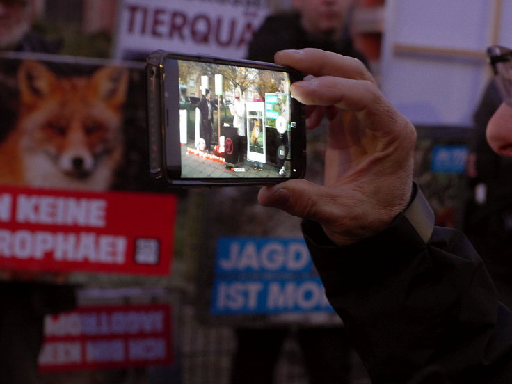 © www.mutbuergerdokus.de: 6. 'Anti-Jagd-Demo vor Hubertusmesse'