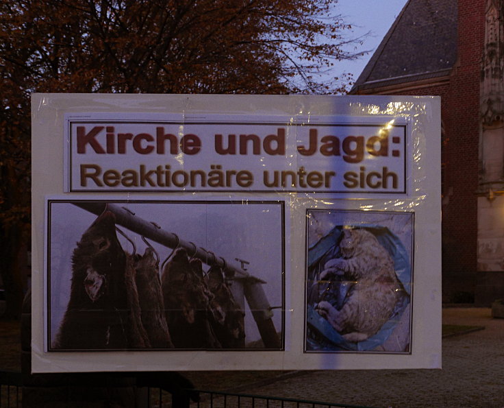 © www.mutbuergerdokus.de: 6. 'Anti-Jagd-Demo vor Hubertusmesse'