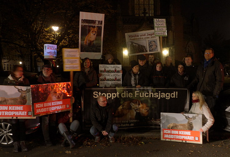 © www.mutbuergerdokus.de: 6. 'Anti-Jagd-Demo vor Hubertusmesse'