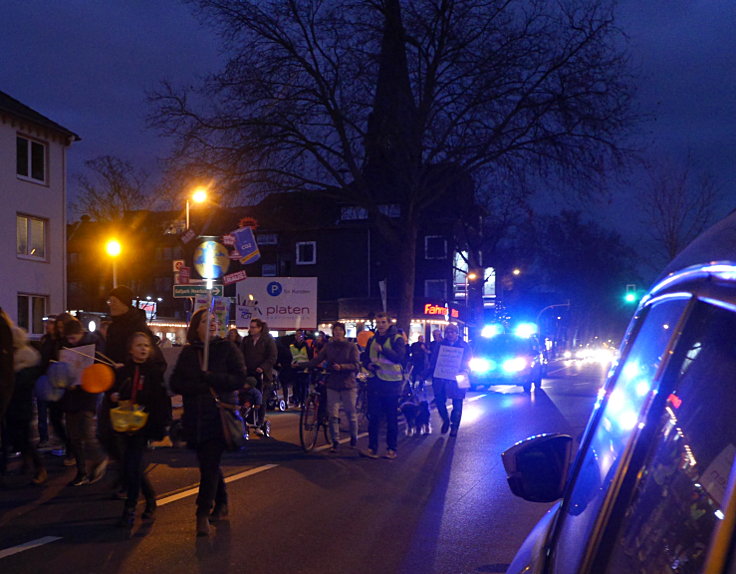 © www.mutbuergerdokus.de: Demonstration mit Laternenumzug: '#NeustartKlima'