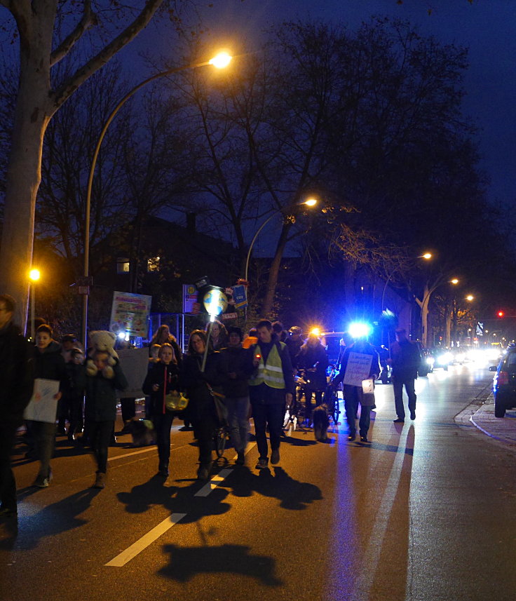 © www.mutbuergerdokus.de: Demonstration mit Laternenumzug: '#NeustartKlima'