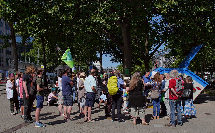 © www.mutbuergerdokus.de: 'COOL DOWN unter den Bäumen am Konrad Adenauer Platz'