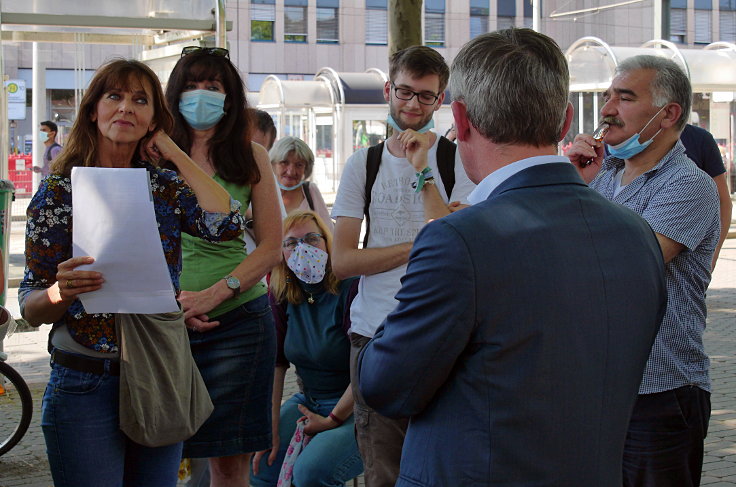 © www.mutbuergerdokus.de: 'COOL DOWN unter den Bäumen am Konrad Adenauer Platz'