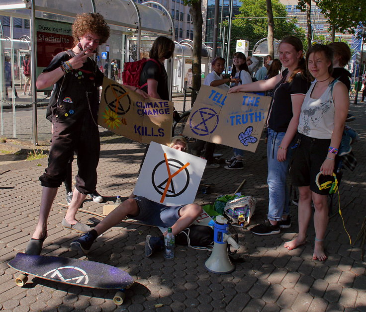 © www.mutbuergerdokus.de: 'COOL DOWN unter den Bäumen am Konrad Adenauer Platz'