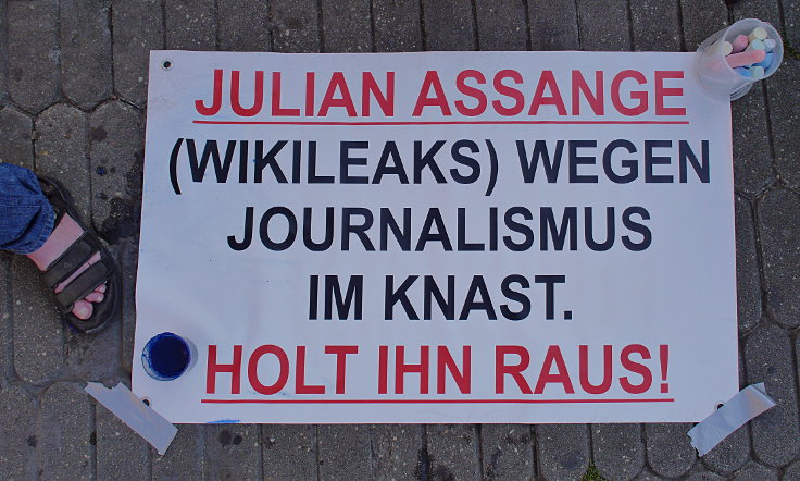 © www.mutbuergerdokus.de: Mahnwache: 'FREE JULIAN ASSANGE'