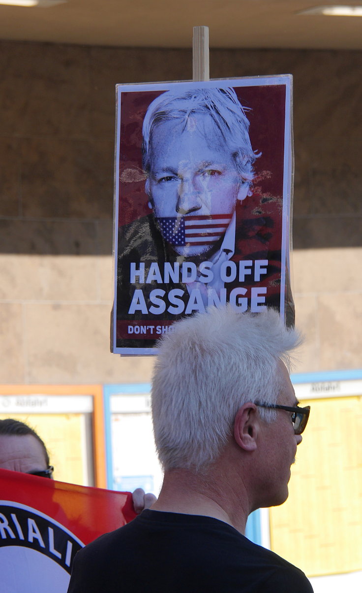 © www.mutbuergerdokus.de: Mahnwache: 'FREE JULIAN ASSANGE'