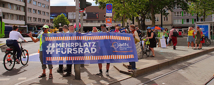 © www.mutbuergerdokus.de: Aktion: 'Verkehrswende jetzt! Stadt für Menschen statt für Autos!'