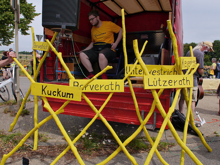 © www.mutbuergerdokus.de: 'RWE auf Abstand halten - Demo auf der L277'