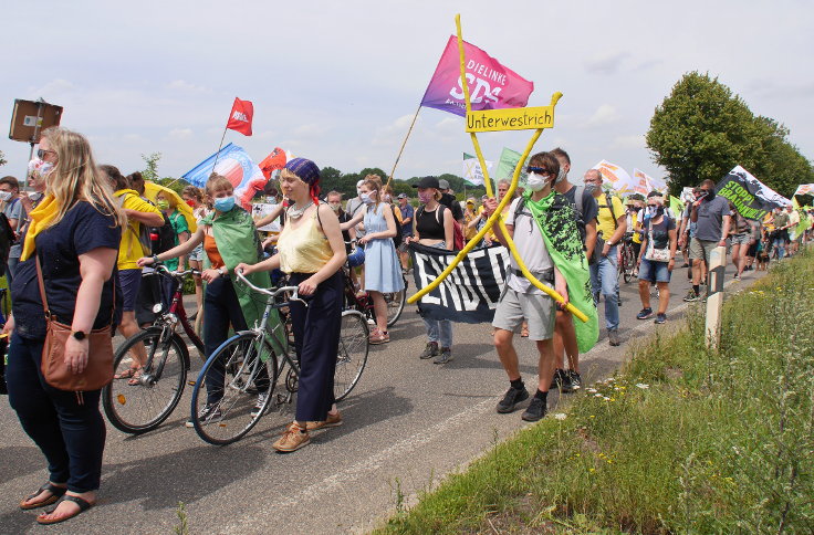 © www.mutbuergerdokus.de: 'RWE auf Abstand halten - Demo auf der L277'