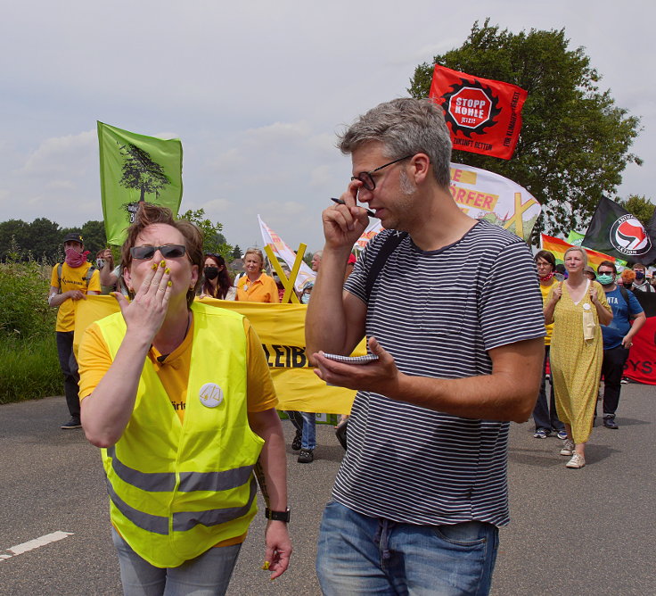 © www.mutbuergerdokus.de: 'RWE auf Abstand halten - Demo auf der L277'