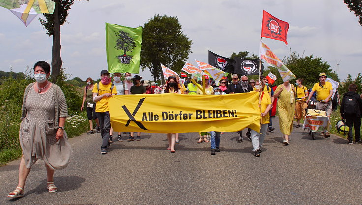 © www.mutbuergerdokus.de: 'RWE auf Abstand halten - Demo auf der L277'