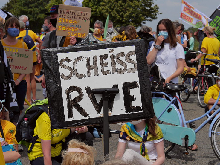 © www.mutbuergerdokus.de: 'RWE auf Abstand halten - Demo auf der L277'