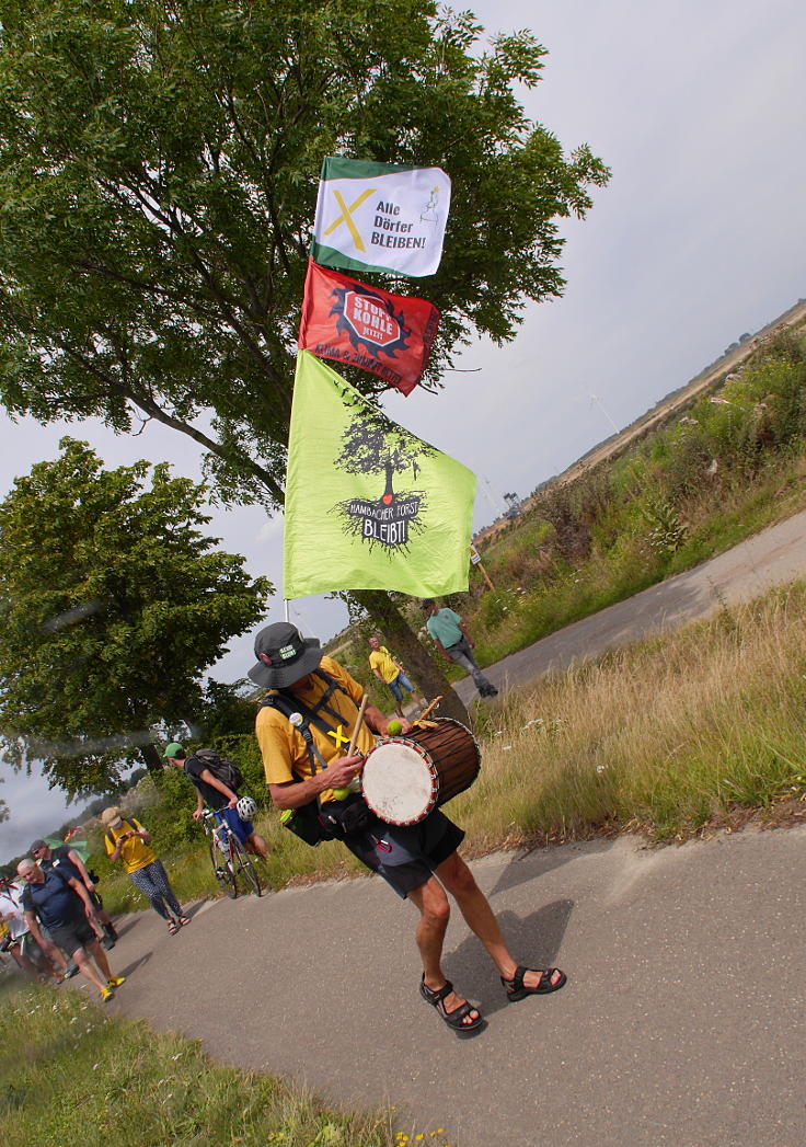 © www.mutbuergerdokus.de: 'RWE auf Abstand halten - Demo auf der L277'