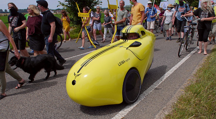 © www.mutbuergerdokus.de: 'RWE auf Abstand halten - Demo auf der L277'