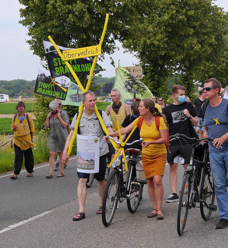 © www.mutbuergerdokus.de: 'RWE auf Abstand halten - Demo auf der L277'