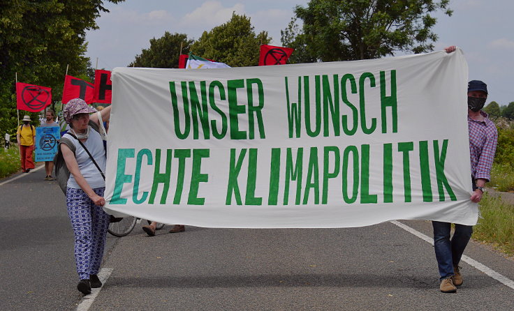 © www.mutbuergerdokus.de: 'RWE auf Abstand halten - Demo auf der L277'