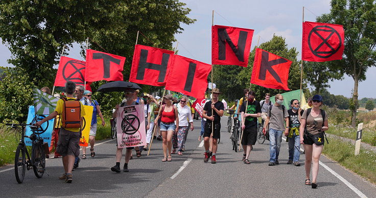 © www.mutbuergerdokus.de: 'RWE auf Abstand halten - Demo auf der L277'