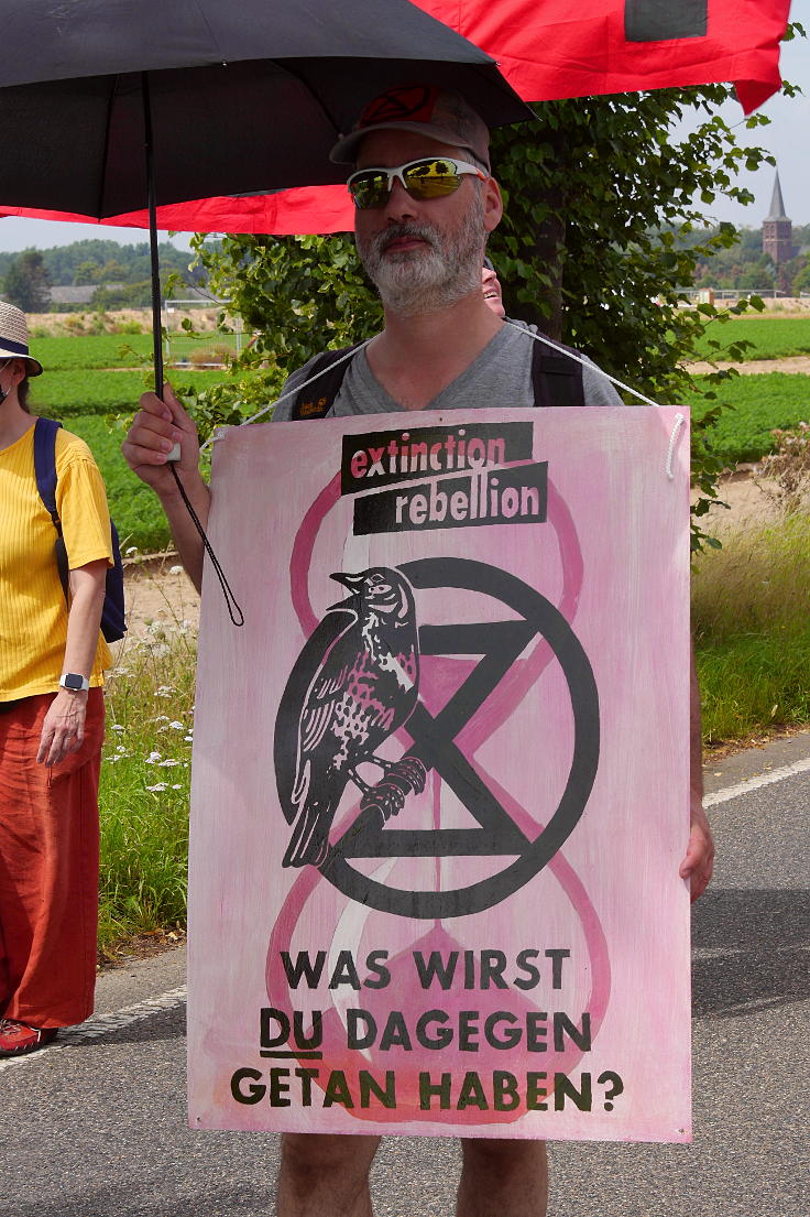 © www.mutbuergerdokus.de: 'RWE auf Abstand halten - Demo auf der L277'