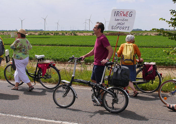 © www.mutbuergerdokus.de: 'RWE auf Abstand halten - Demo auf der L277'