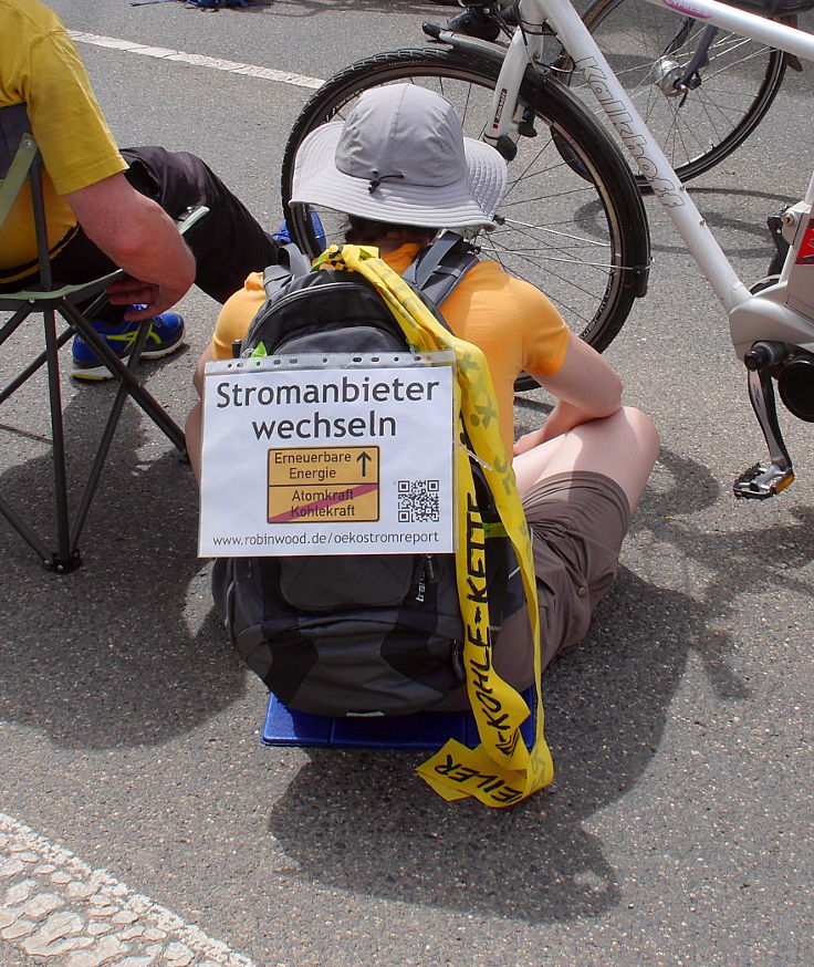 © www.mutbuergerdokus.de: 'RWE auf Abstand halten - Demo auf der L277'