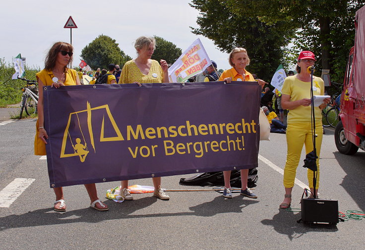 © www.mutbuergerdokus.de: 'RWE auf Abstand halten - Demo auf der L277'
