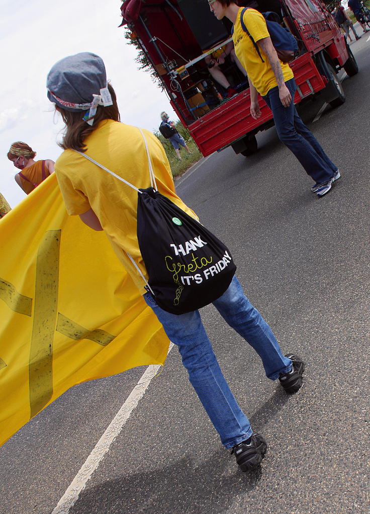 © www.mutbuergerdokus.de: 'RWE auf Abstand halten - Demo auf der L277'