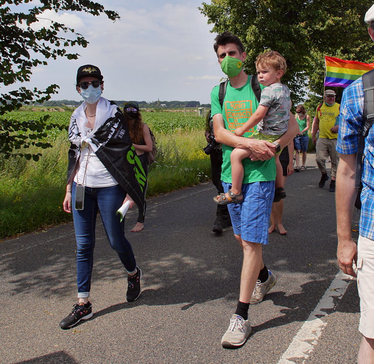 © www.mutbuergerdokus.de: 'RWE auf Abstand halten - Demo auf der L277'