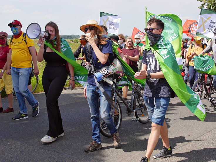 © www.mutbuergerdokus.de: 'RWE auf Abstand halten - Demo auf der L277'