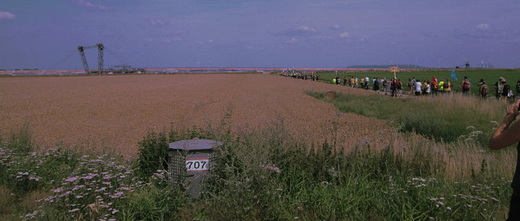 © www.mutbuergerdokus.de: 'RWE auf Abstand halten - Demo auf der L277'