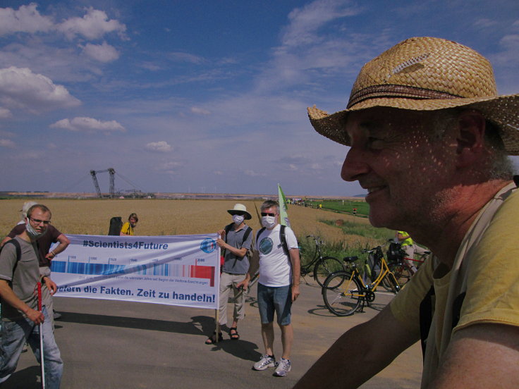 © www.mutbuergerdokus.de: 'RWE auf Abstand halten - Demo auf der L277'