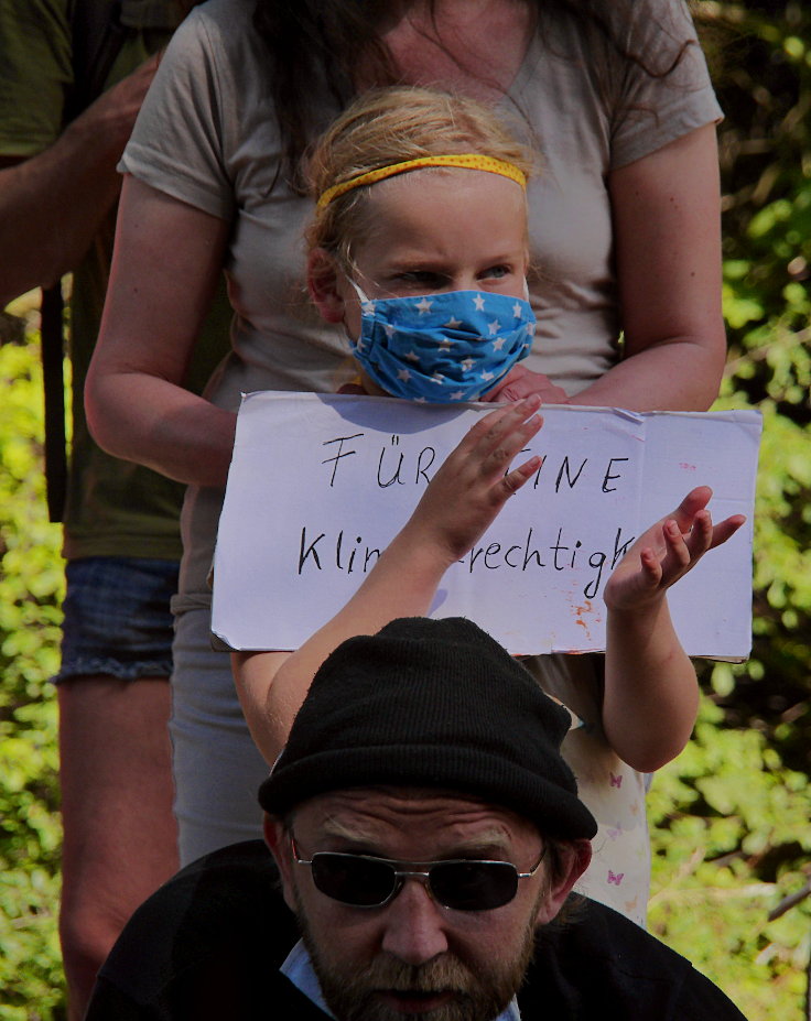 © www.mutbuergerdokus.de: 'RWE auf Abstand halten - Demo auf der L277'