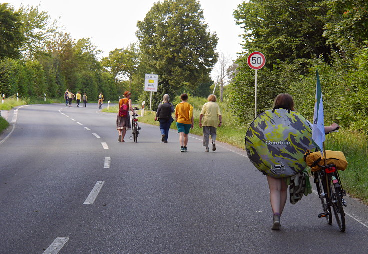 © www.mutbuergerdokus.de: 'RWE auf Abstand halten - Demo auf der L277'