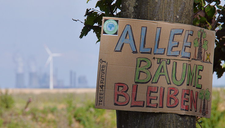 © www.mutbuergerdokus.de: 'RWE auf Abstand halten - Demo auf der L277'