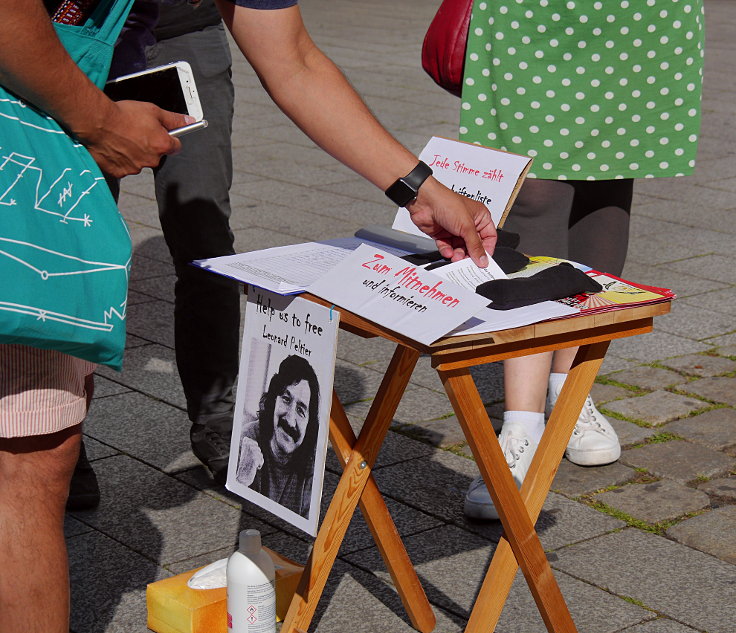 © www.mutbuergerdokus.de: Mahnwache für Leonard Peltier