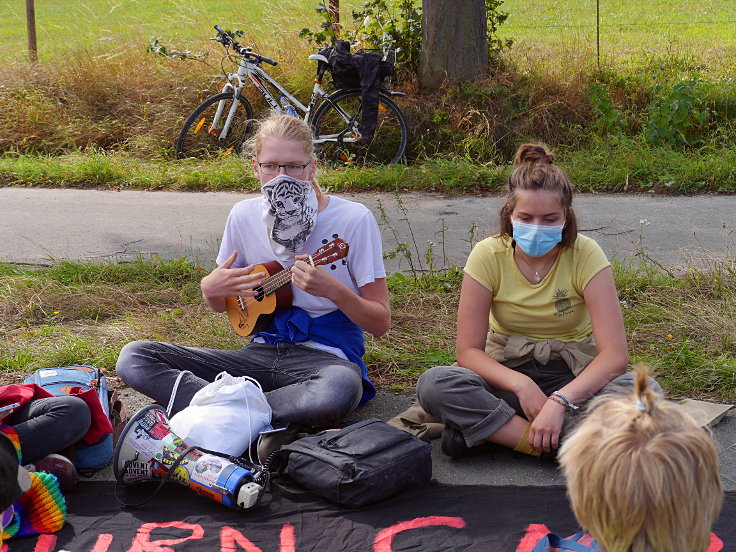 © www.mutbuergerdokus.de: Demonstration für Klimagerechtigkeit in den bedrohten Dörfern am Tagebau Garzweiler II